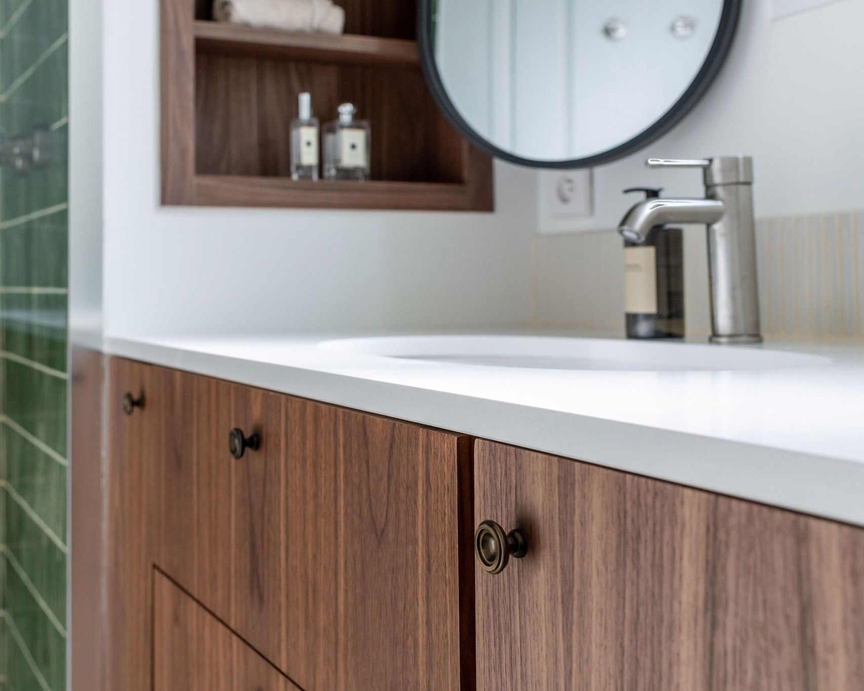 Robinetterie sur un plan de vasque blanc en quartz Silestone Miami White, meuble bois foncé, Solenne Roleau