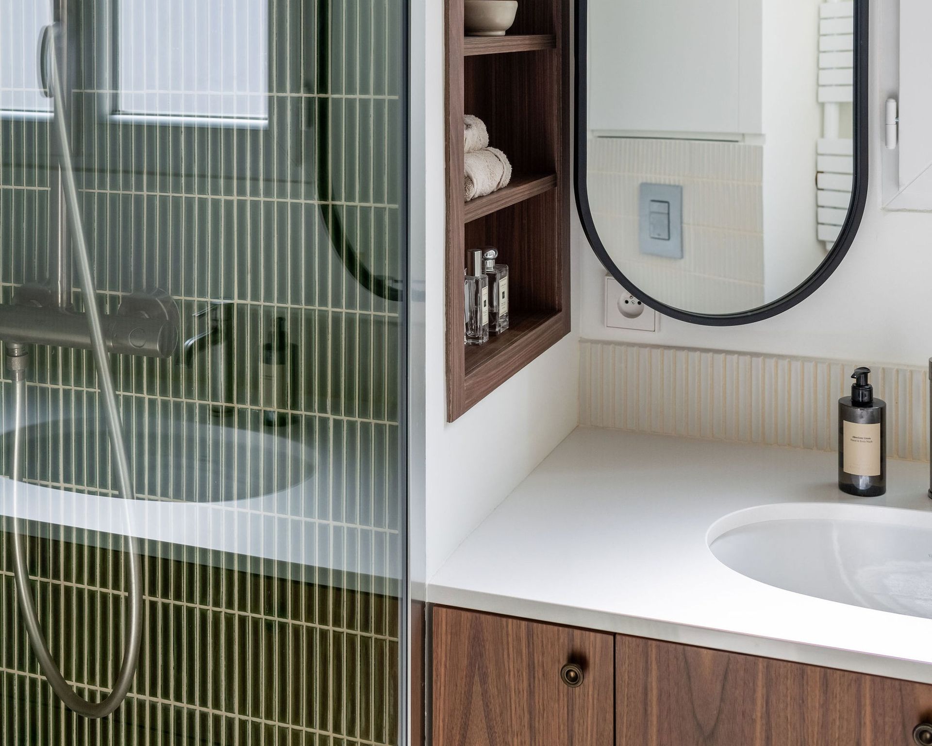 Meuble de salle de bains bois foncé surmonté d'un plan de vasque blanc en quartz Silestone Miami White, Solenne Roleau