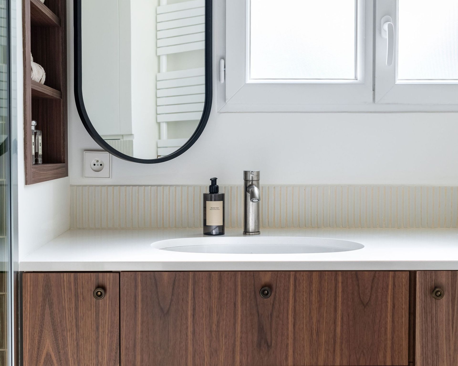 Plan de vasque blanc en quartz Silestone Miami White sur un meuble bois foncé, Solenne Roleau