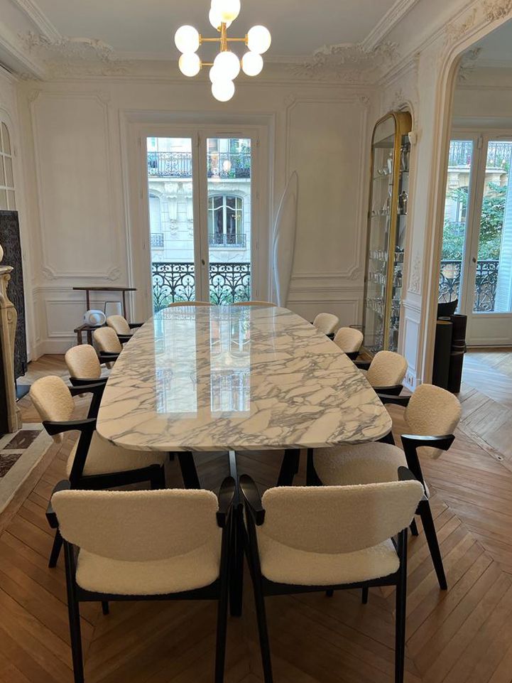 Plateau de table à manger blanc en marbre Arabescato sur piètement noir