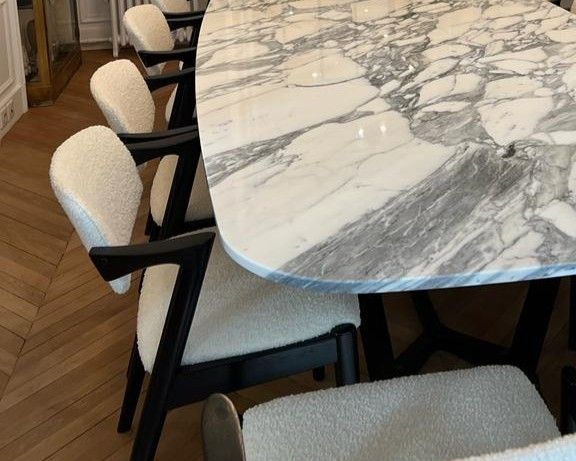 Table à manger à plateau blanc en marbre Arabescato et piètement noir
