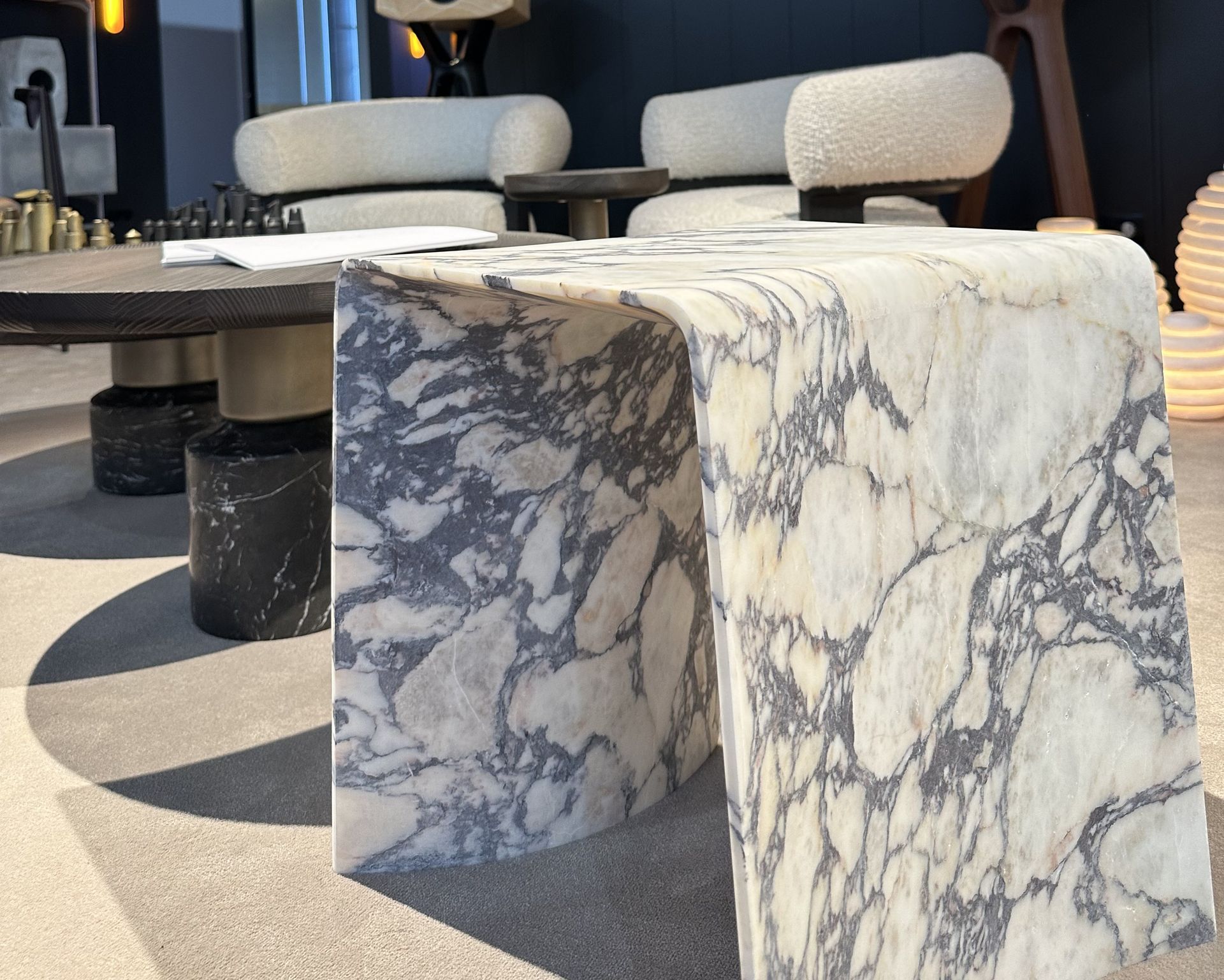 Table console en marbre Arabescato blanc dans un showroom