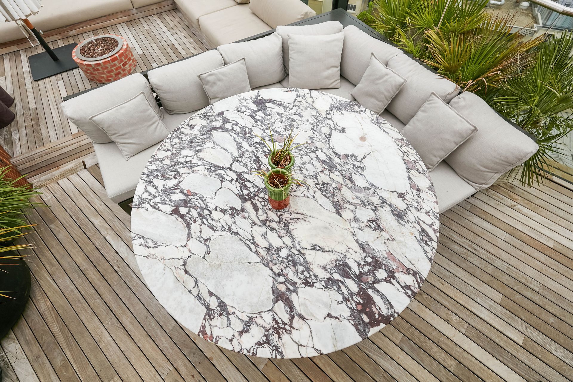 Plateau de table de terrasse blanc en marbre Calacatta Viola, vue de dessus
