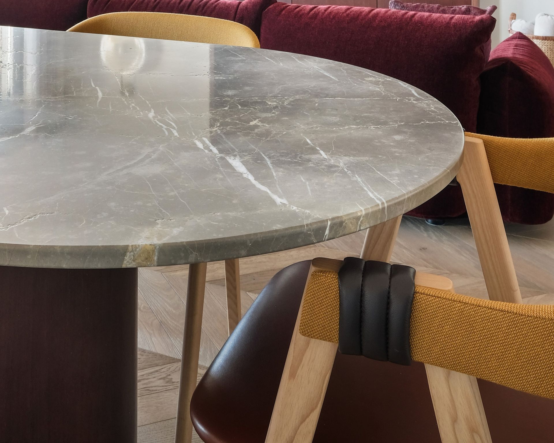 Table à manger à plateau gris en marbre Grigio Collemandina et socle bois