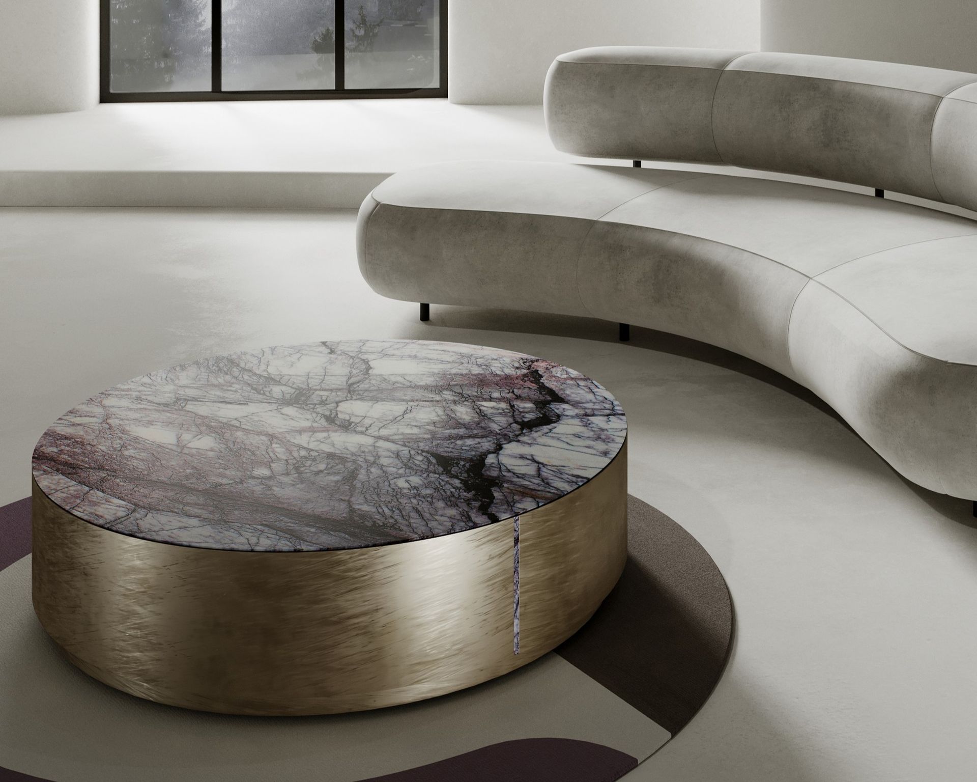 Table basse ronde à plateau blanc en marbre Lilac et socle laiton, dans un salon
