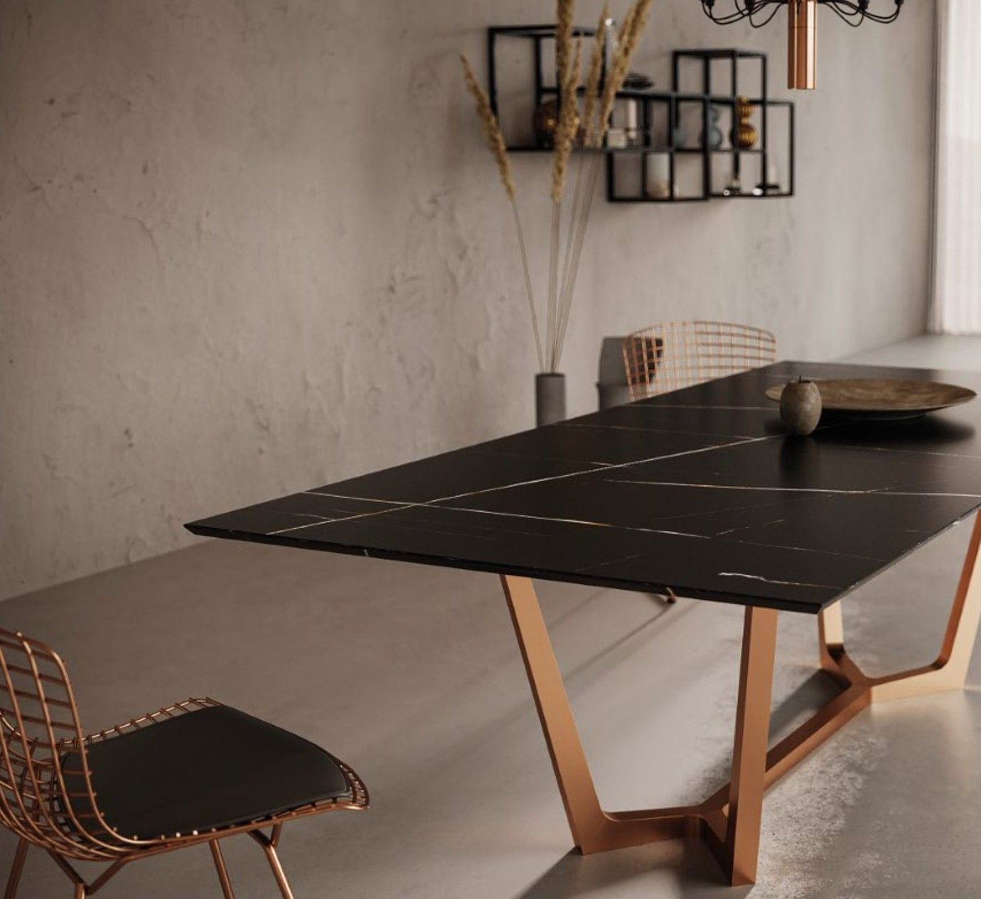 Plateau de table à manger noir en marbre Sahara Noir sur piètement cuivré