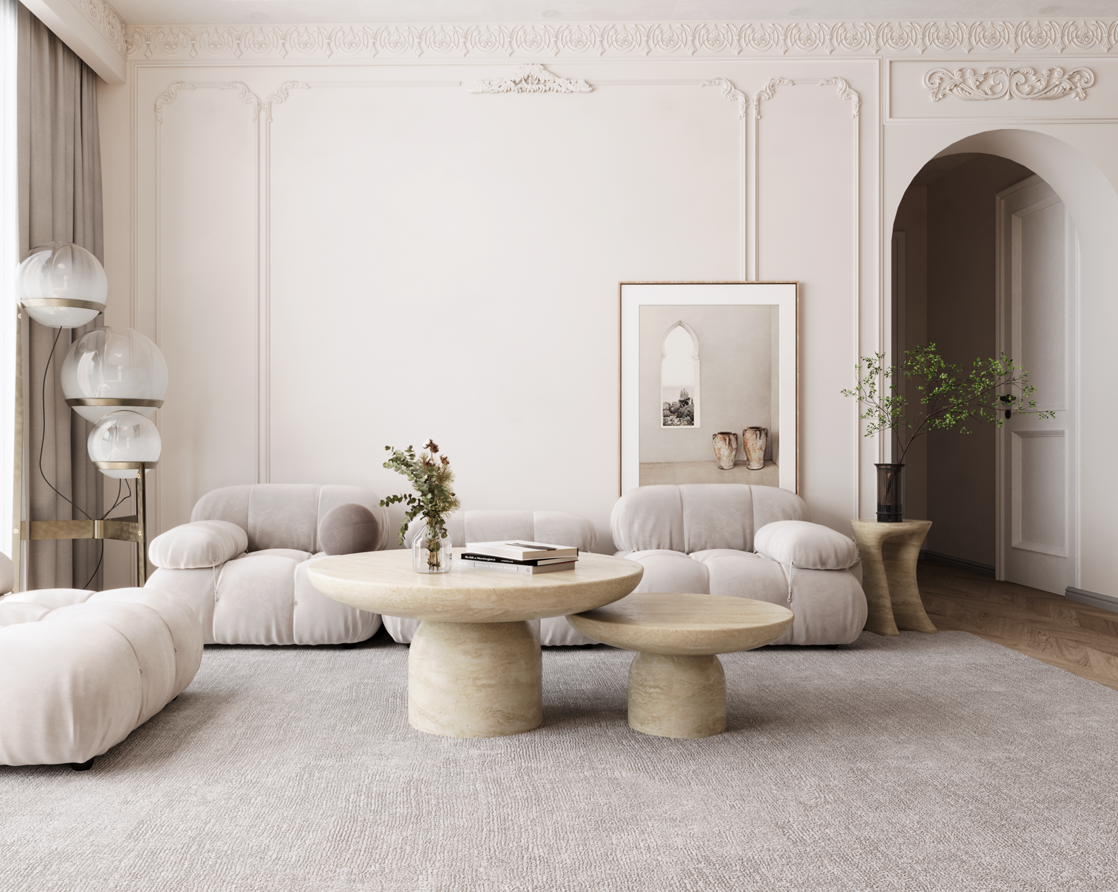 Table basse à plateau beige en marbre Travertino Classique, socle de pierre, dans un salon