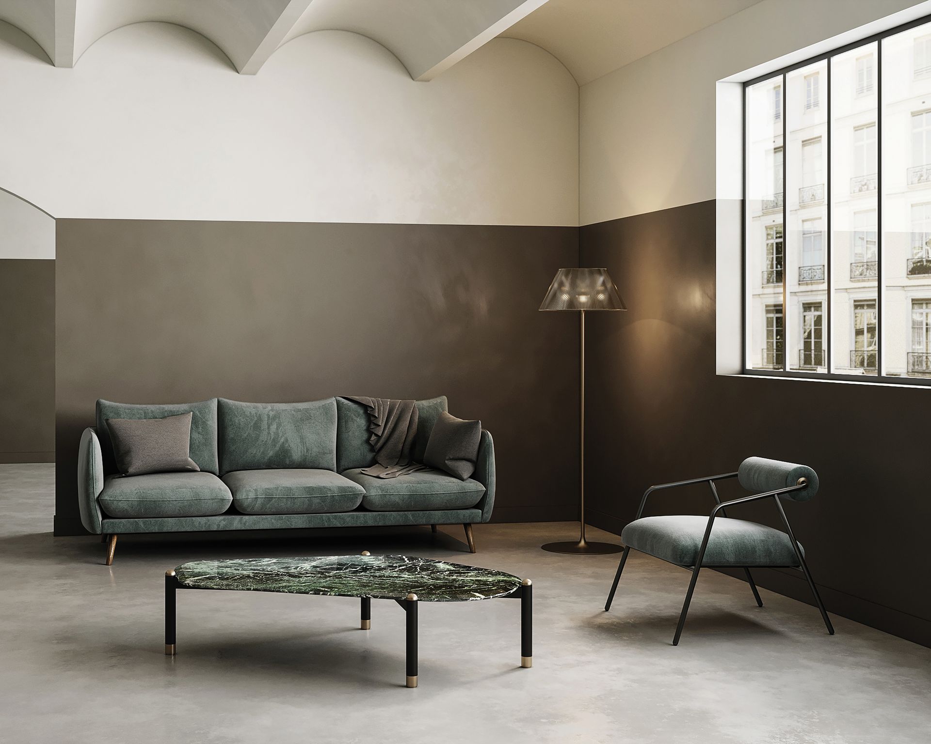 Table basse à plateau vert en marbre Verde Alpi, pieds noirs à embouts laiton, dans un salon