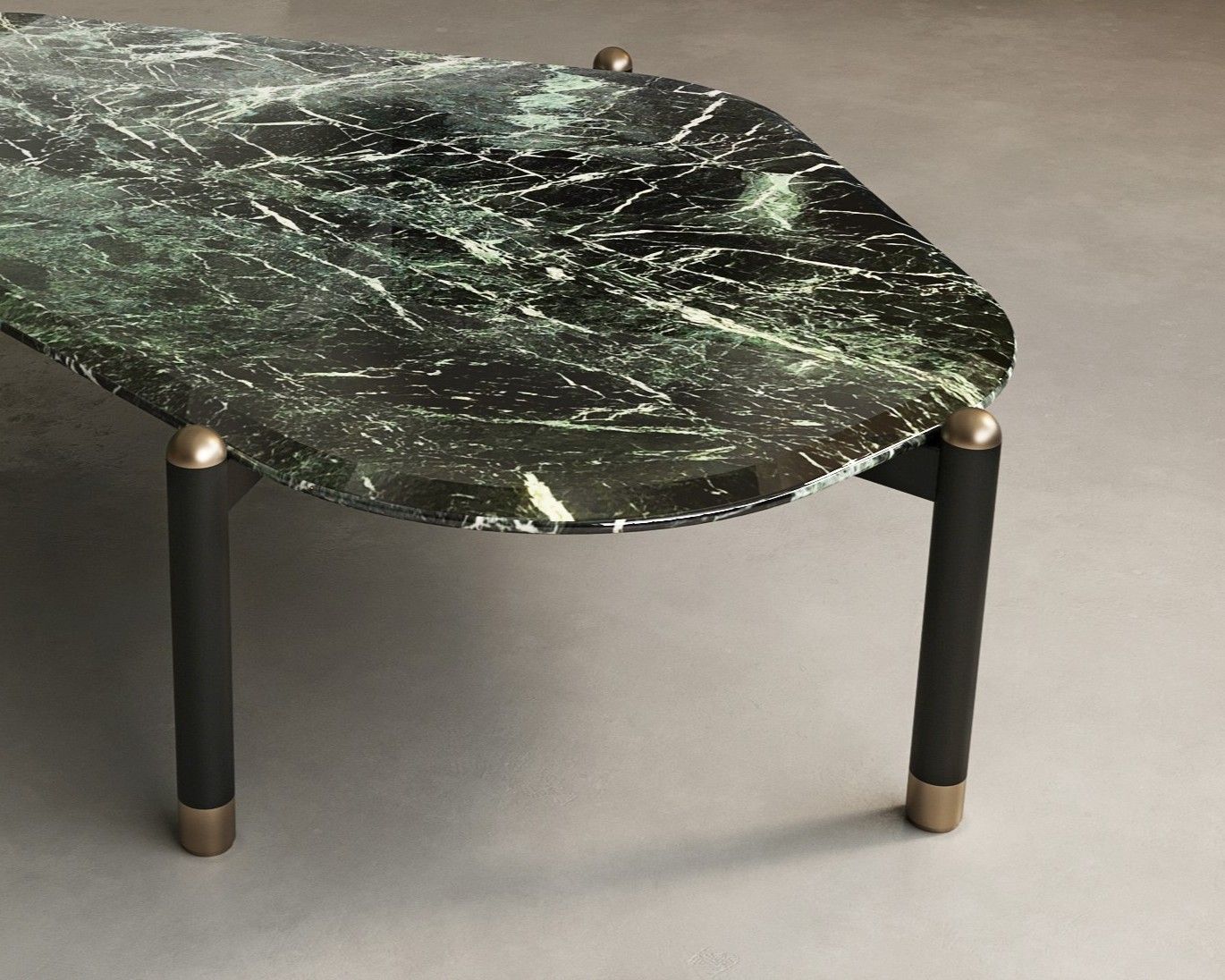 Table basse à plateau vert en marbre Verde Alpi et pieds noirs à embouts laiton