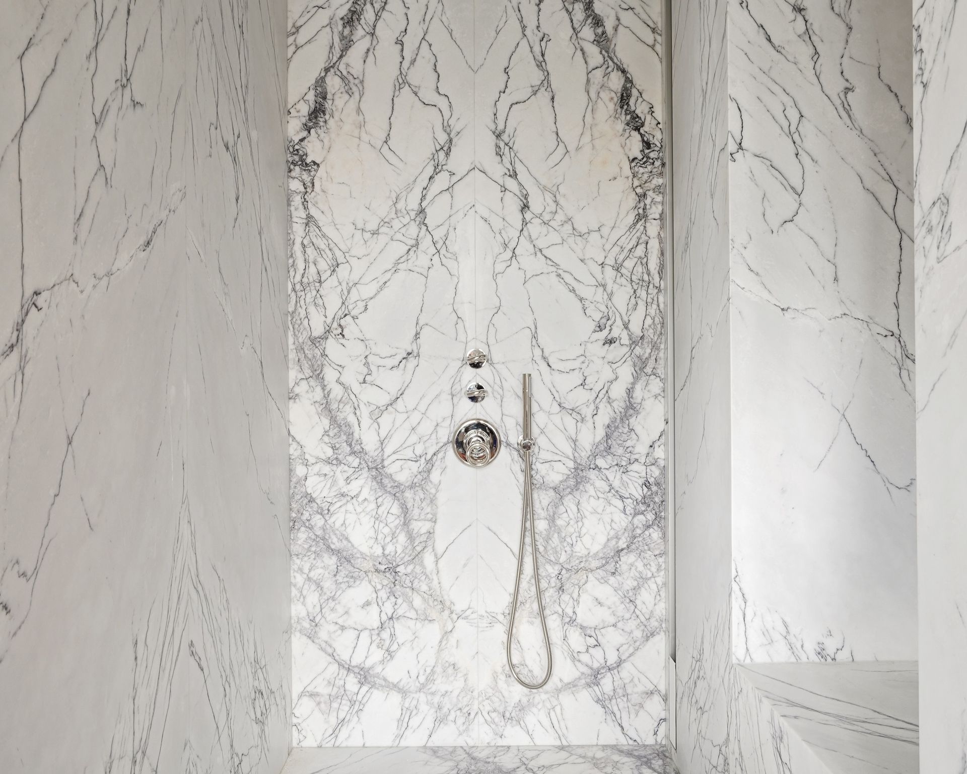 Douche habillée de marbre Lilac blanc dans une salle de bains aux murs blancs