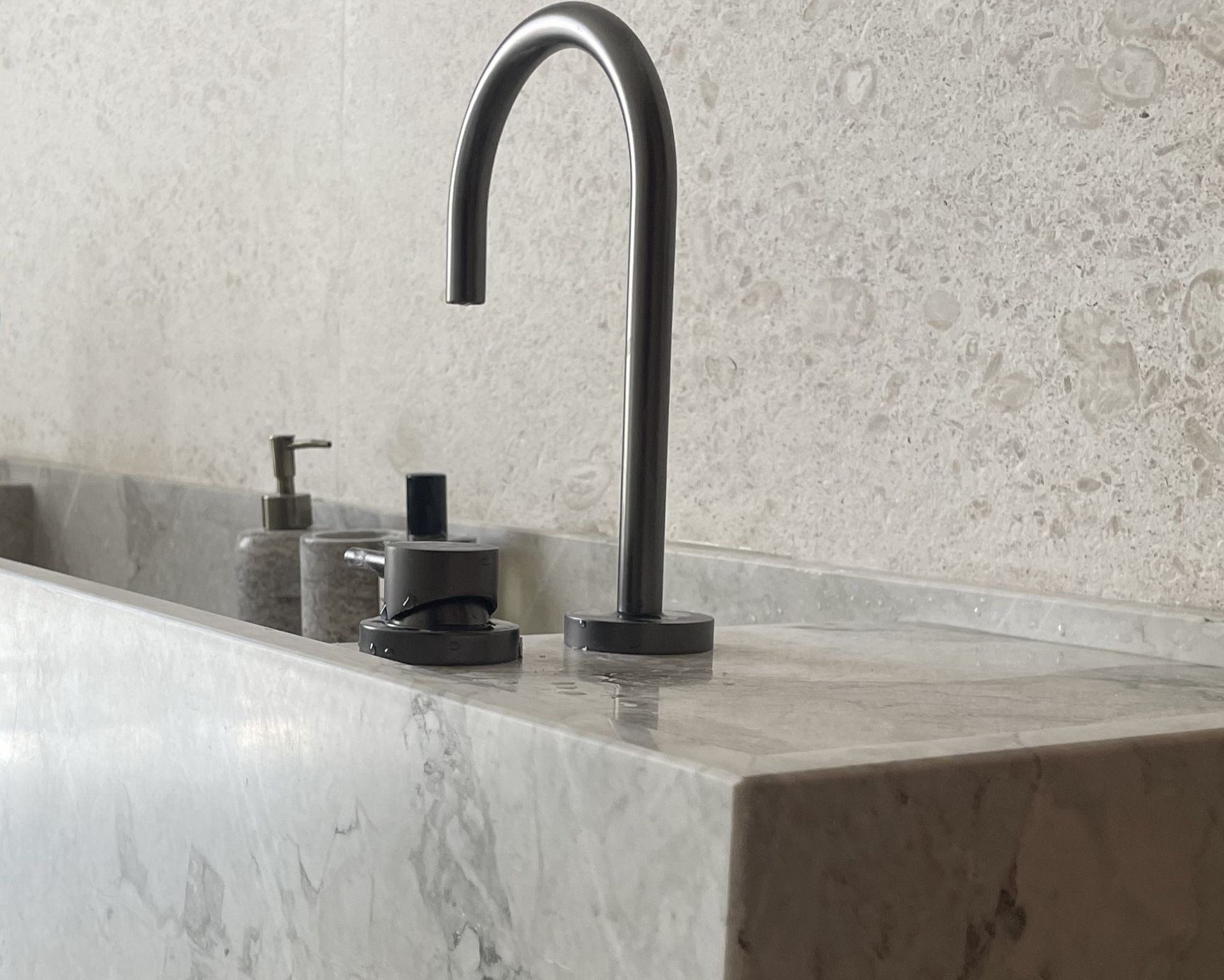 Plan de vasque beige en marbre Breccia Capraia sur un meuble bois clair