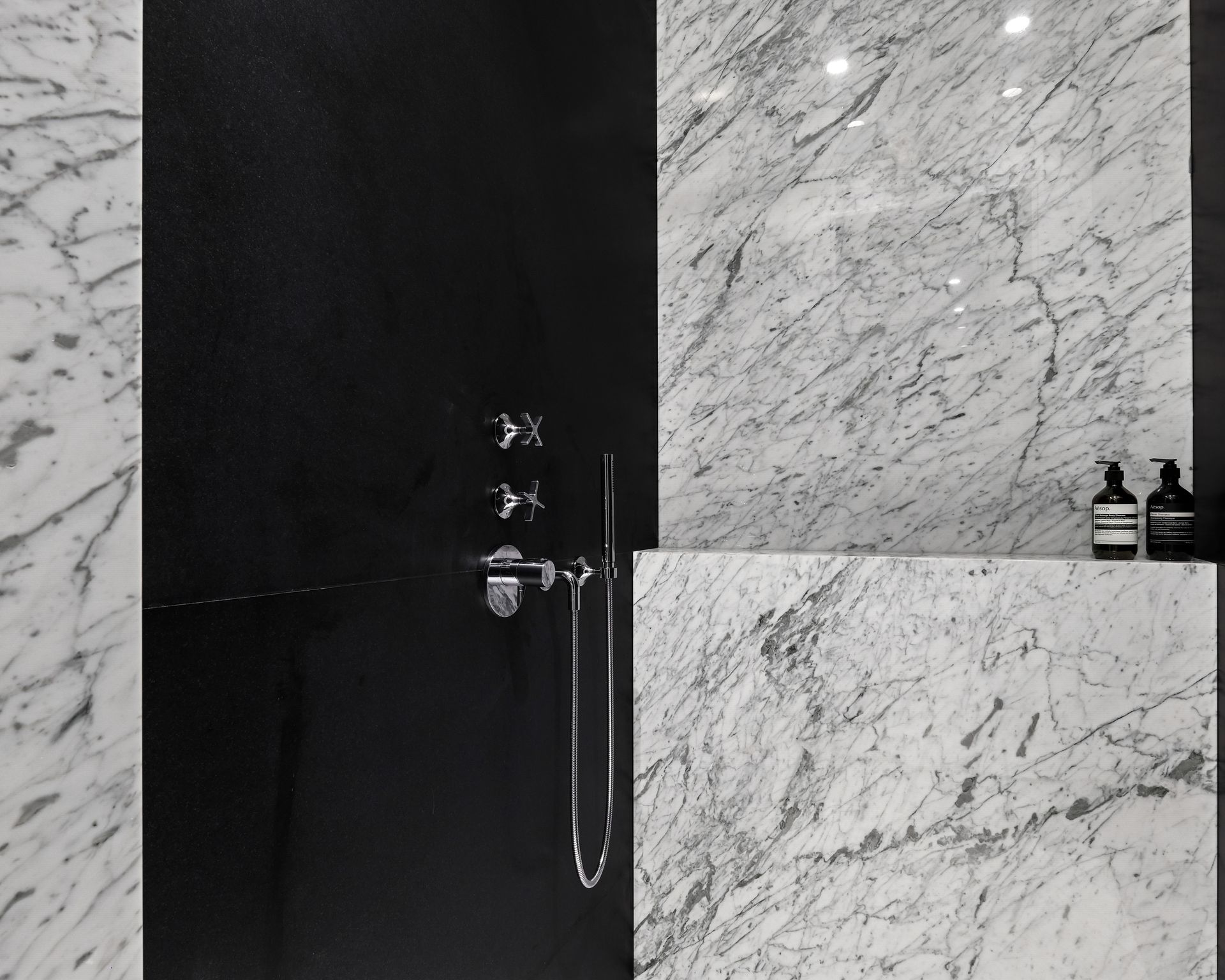 Parois de douche en marbre Calacatta blanc, salle de bains aux murs noirs