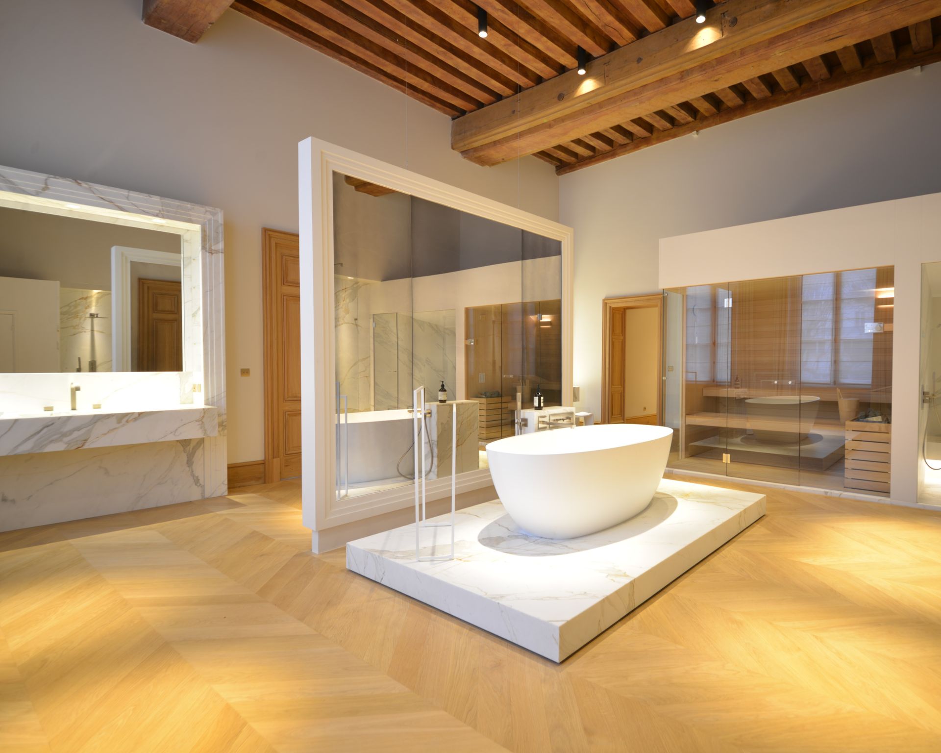 Habillage de baignoire blanc en marbre Calacatta Gold, salle de bains aux murs blancs