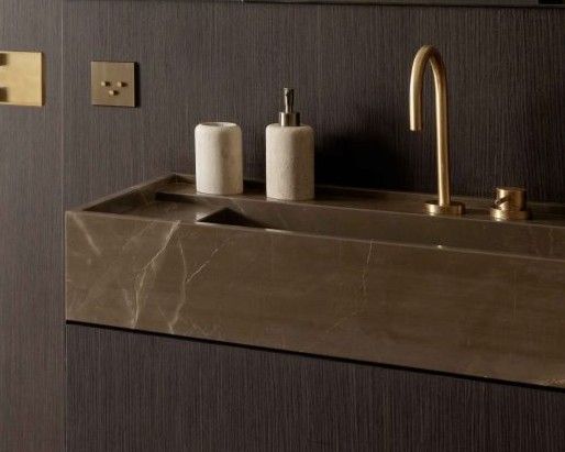 Plan de vasque gris brun en marbre Pietra Grey sur un meuble bois foncé