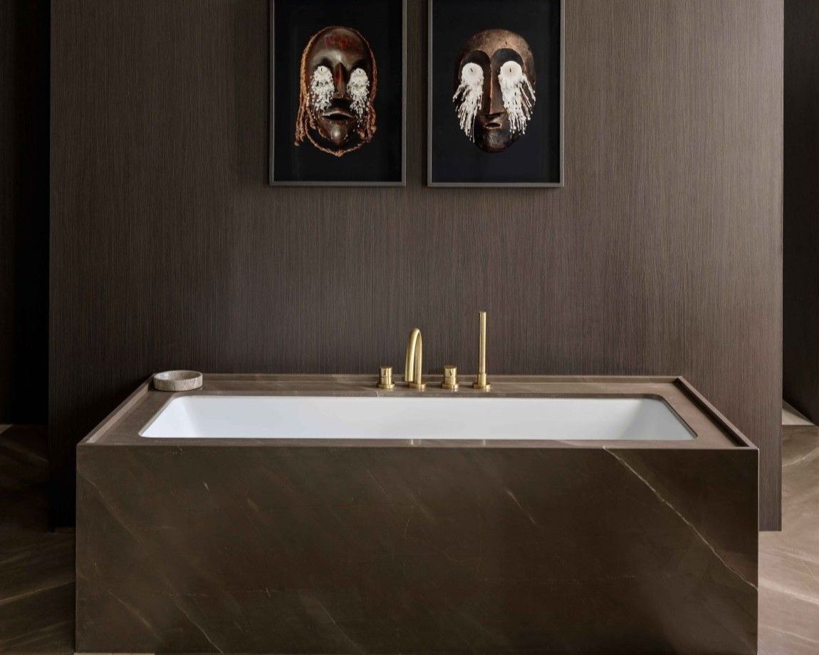 Habillage de baignoire gris brun en marbre Pietra Grey dans une salle de bains à meuble bois foncé