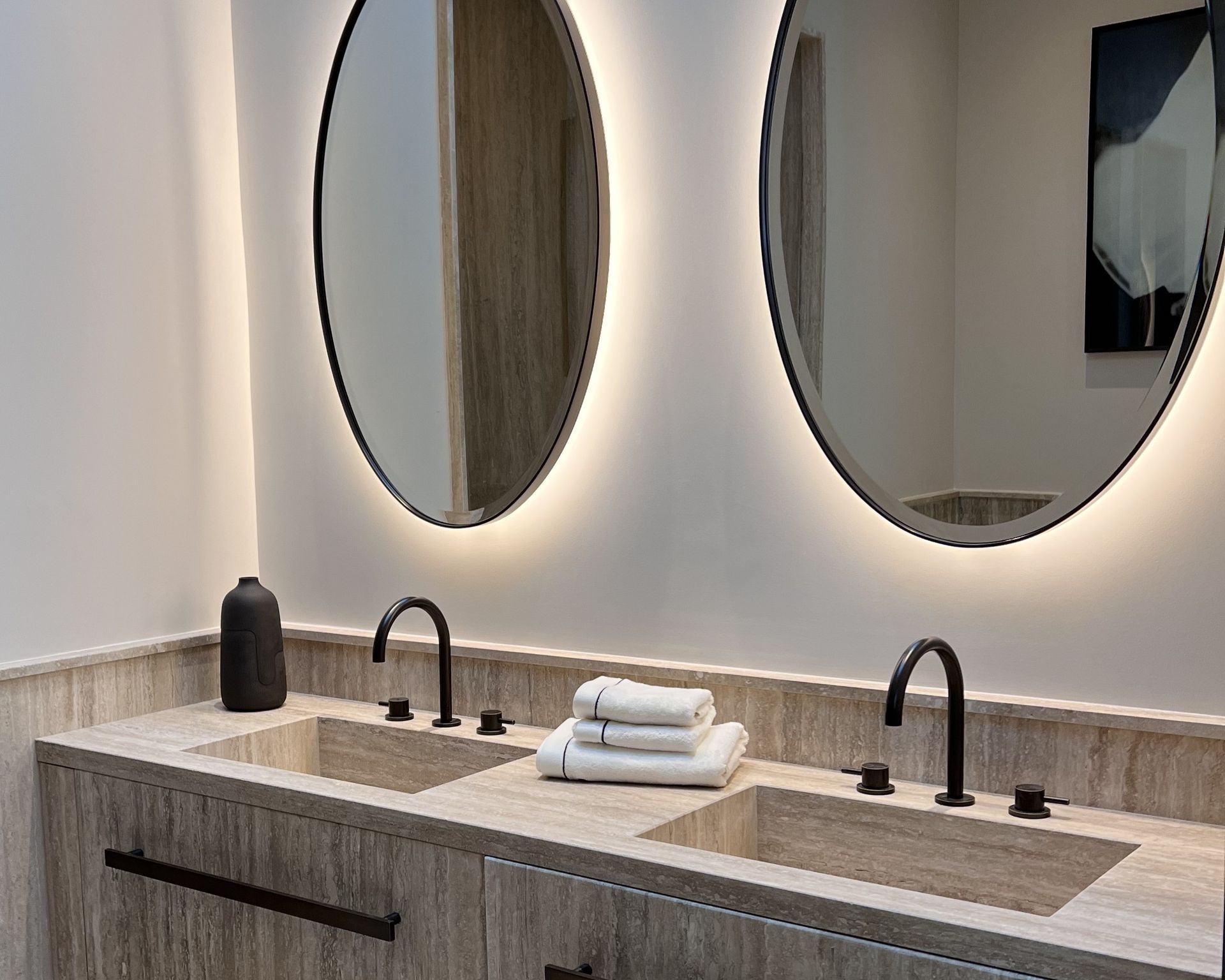 Plan de double vasque beige en marbre Travertino Classique sur un meuble habillé du même marbre