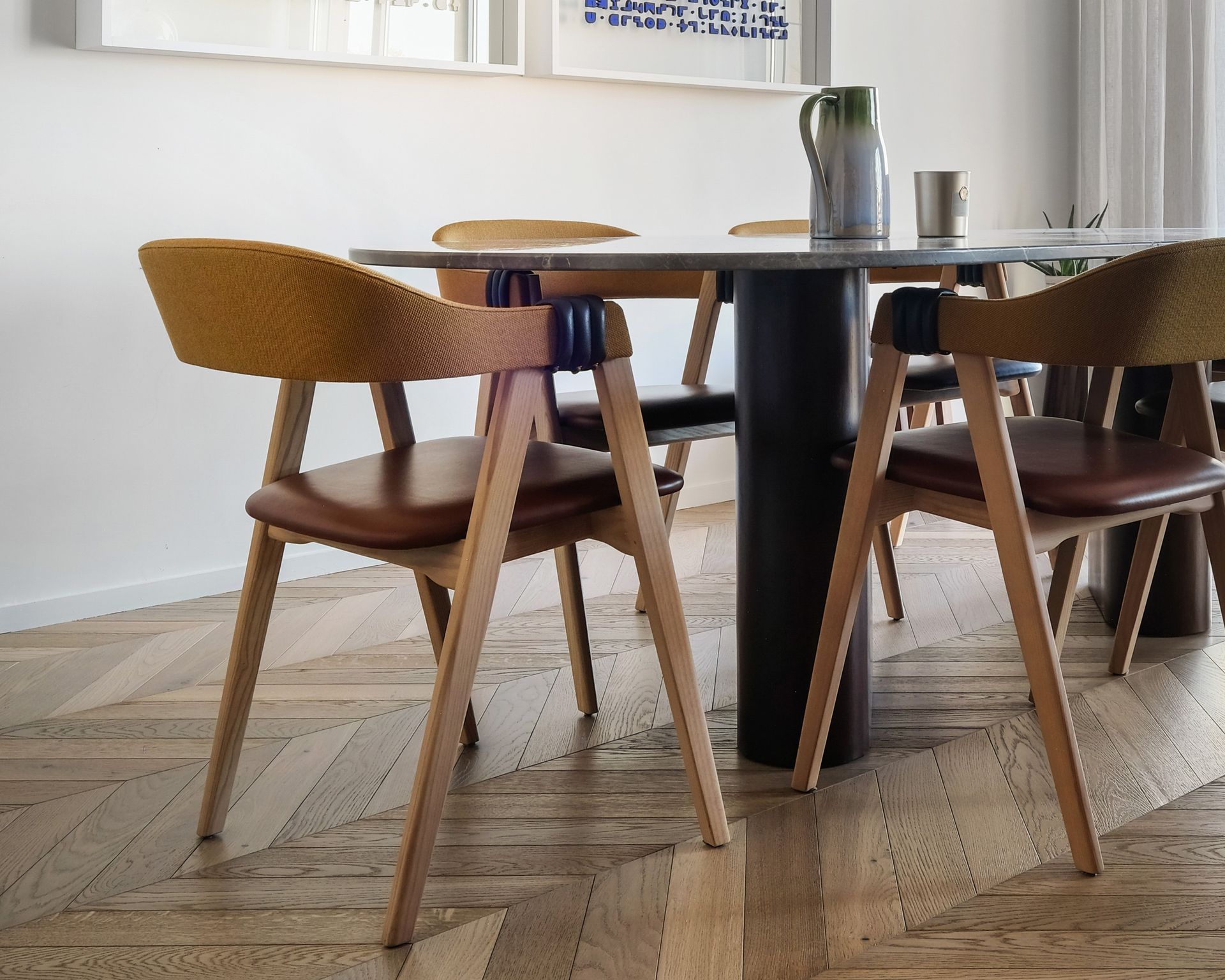 Table à manger à plateau gris en marbre Grigio Collemandina et socle bois, dans une salle à manger