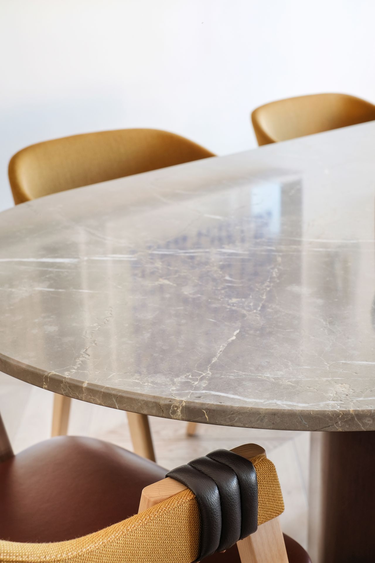 Plateau de table à manger gris en marbre Grigio Collemandina sur socle bois