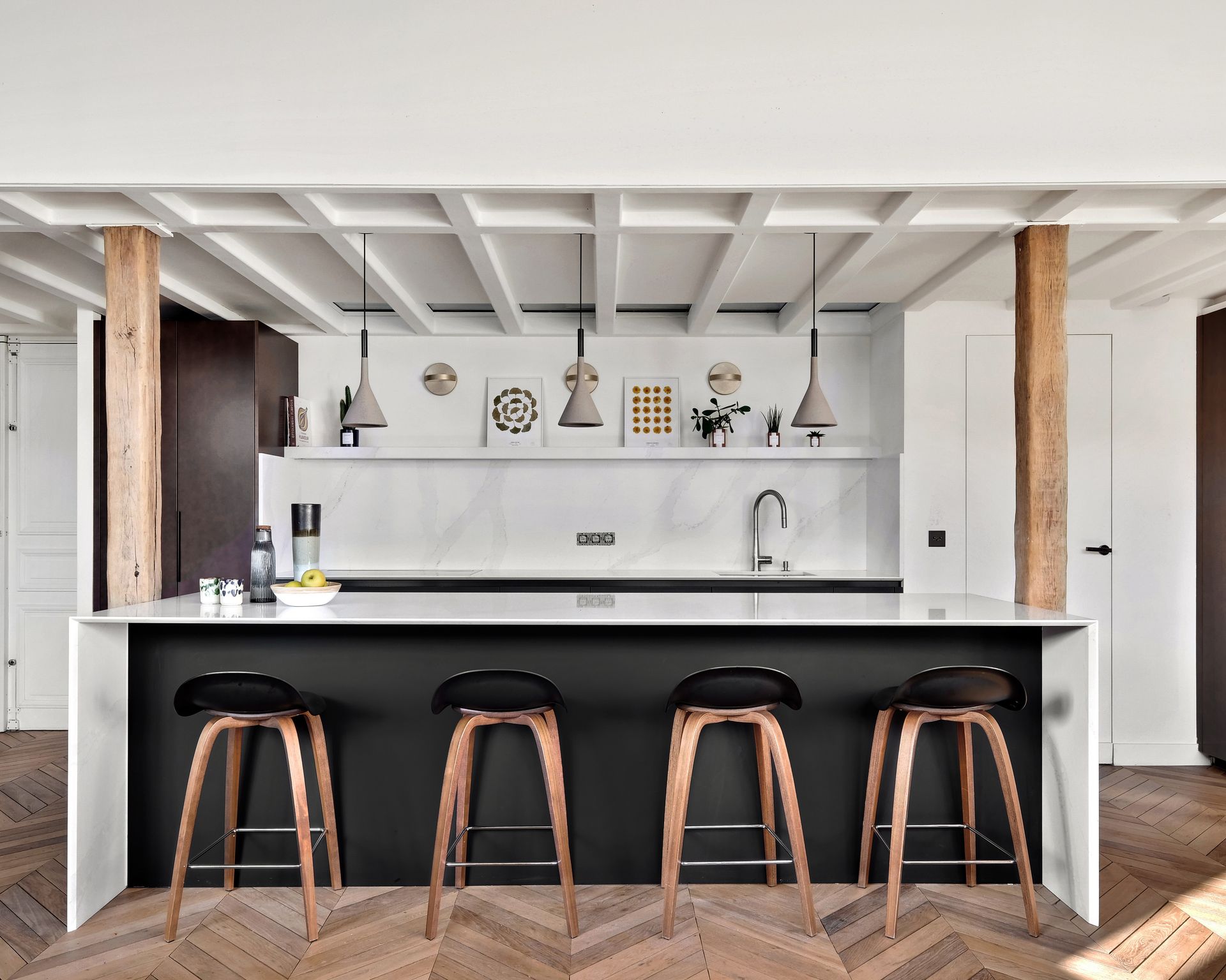Cuisine à façades noires et plan de travail blanc en quartz Silestone Calacatta Gold