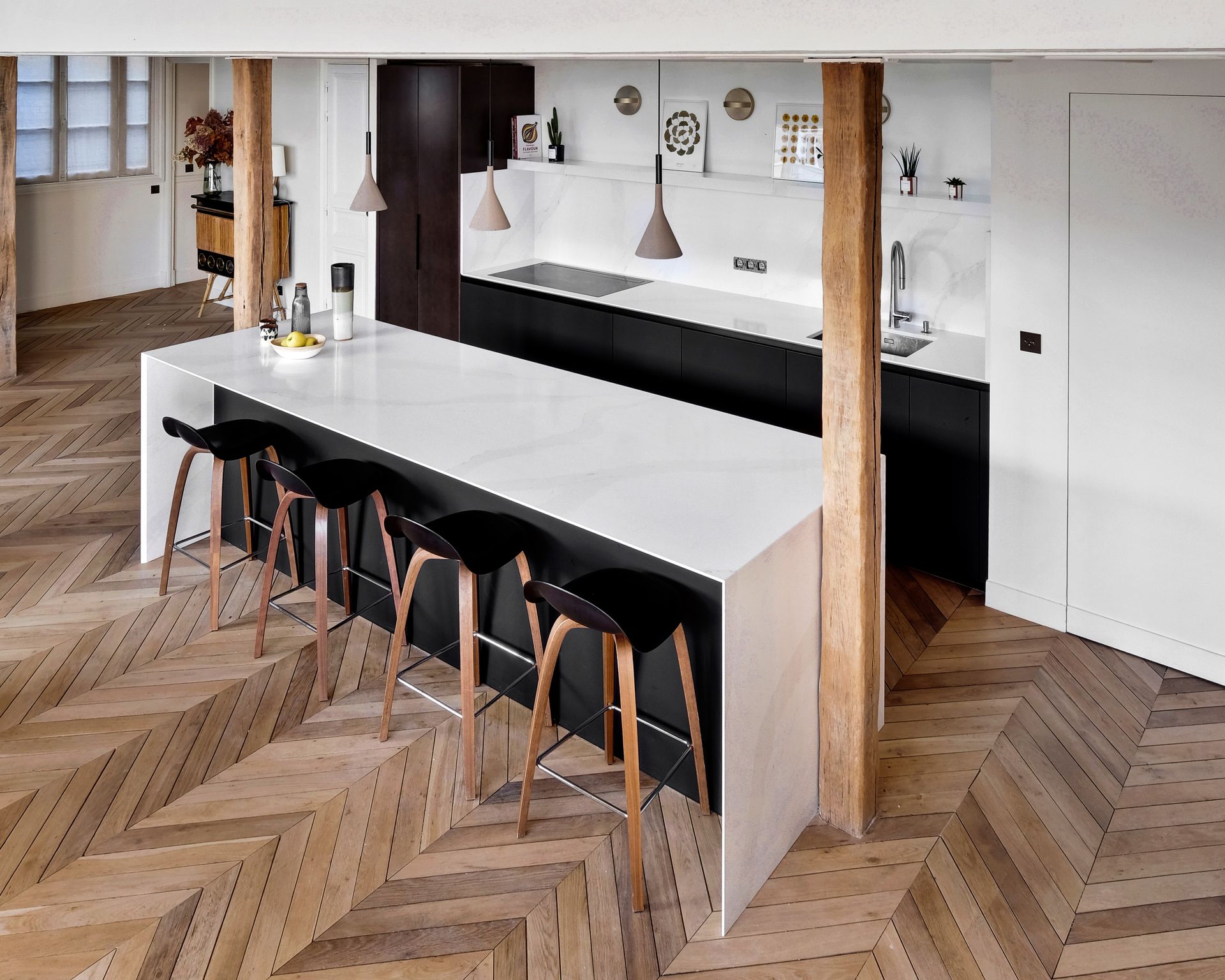 Îlot de cuisine à façades noires et plan de travail blanc en quartz Silestone Calacatta Gold