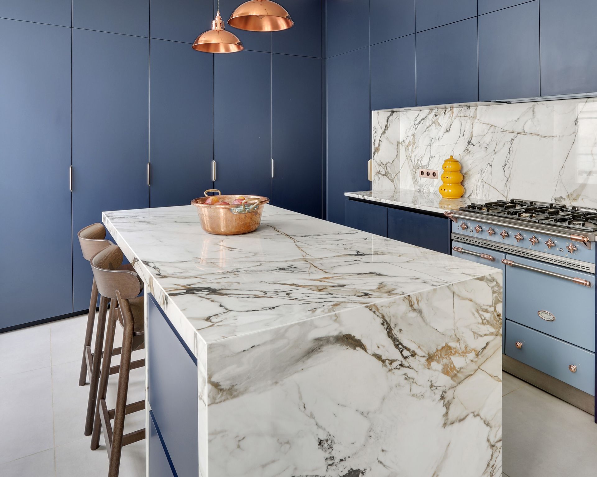 Cuisine à façades bleues et plan de travail blanc en céramique Neolith The Size Calacatta Luxe