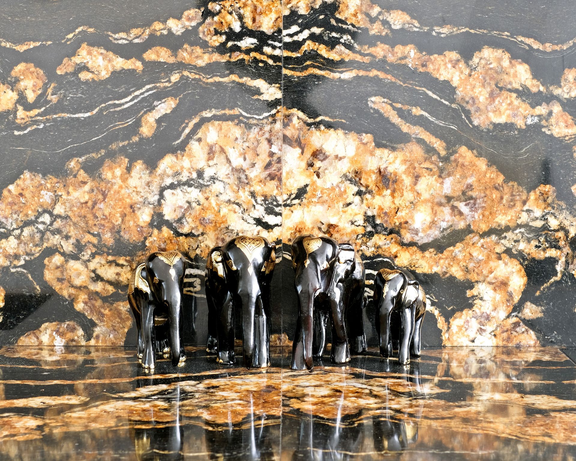 Gros plan d'un plan de travail noir en granit Black Fusion, cuisine à façades grises mates
