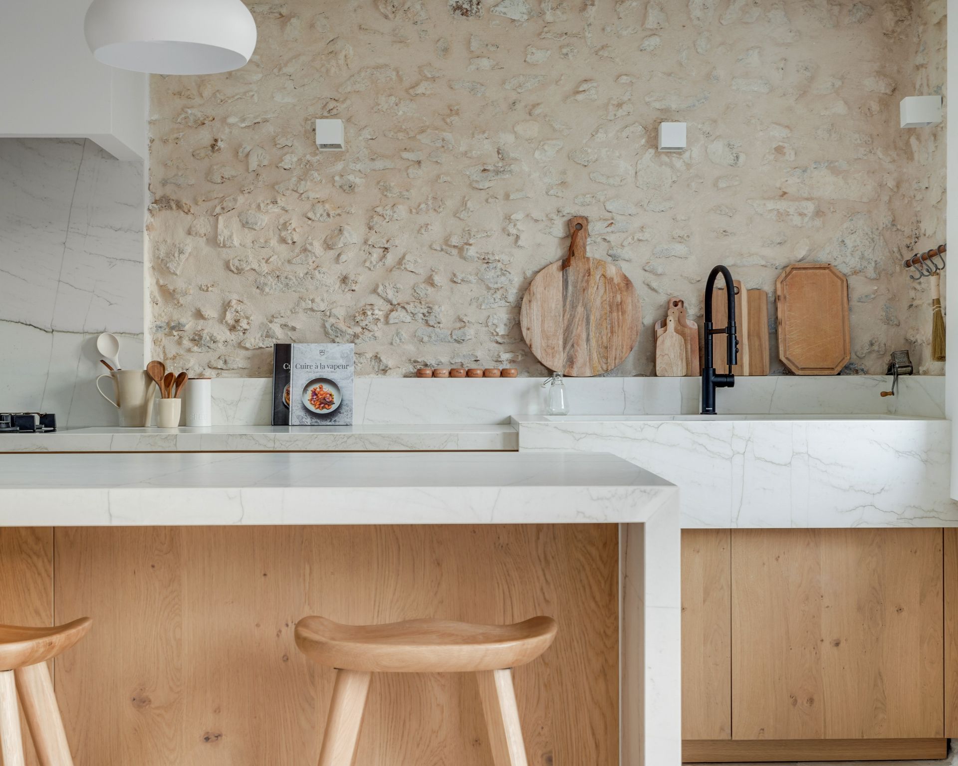 Cuisine à façades bois clair et plan de travail blanc en quartzite Mont Blanc