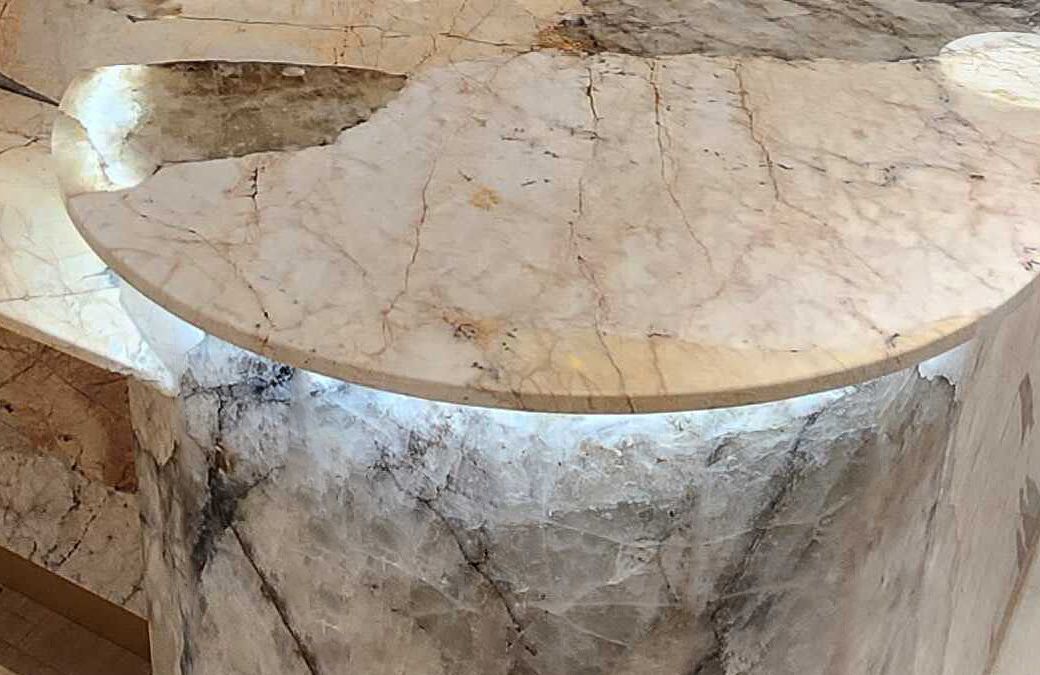 Gros plan d'un comptoir de bar blanc en quartzite Patagonia
