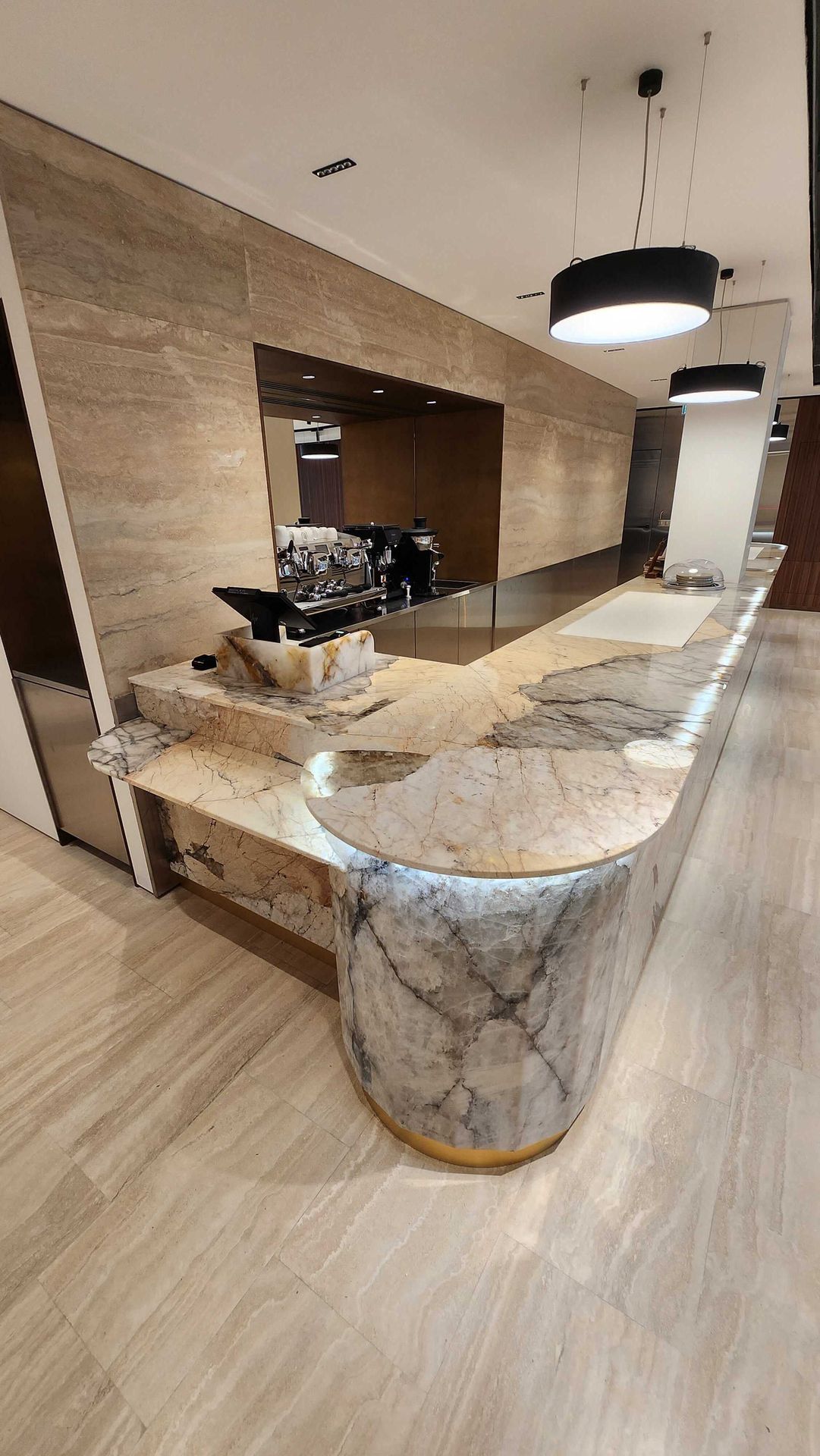 Comptoir de bar blanc en quartzite Patagonia, habillage de la même pierre