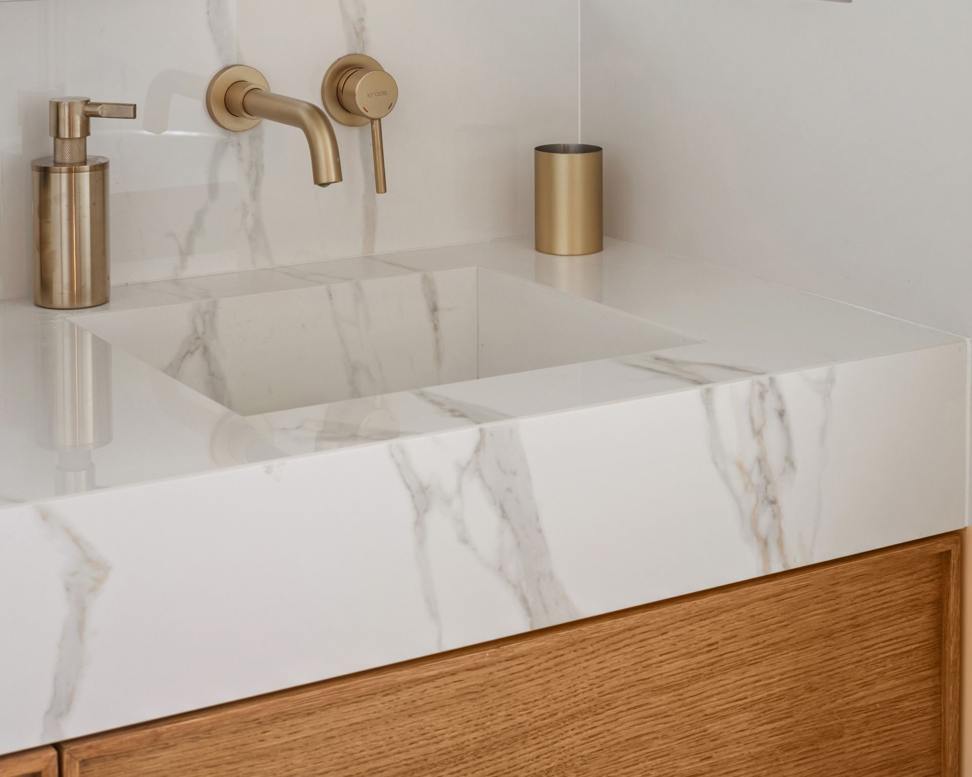 Meuble de salle de bains bois clair surmonté d'un plan de vasque blanc en céramique Calacatta Oro