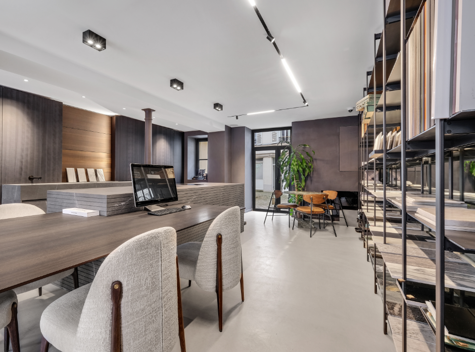 Photo de l'intérieur du showroom de paris 08