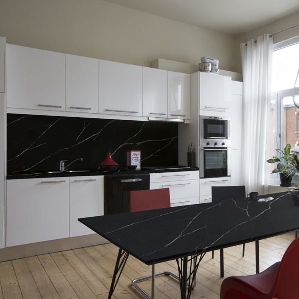 Réalisation n°4 du plan de travail Eternal Marquina en Quartz Silestone