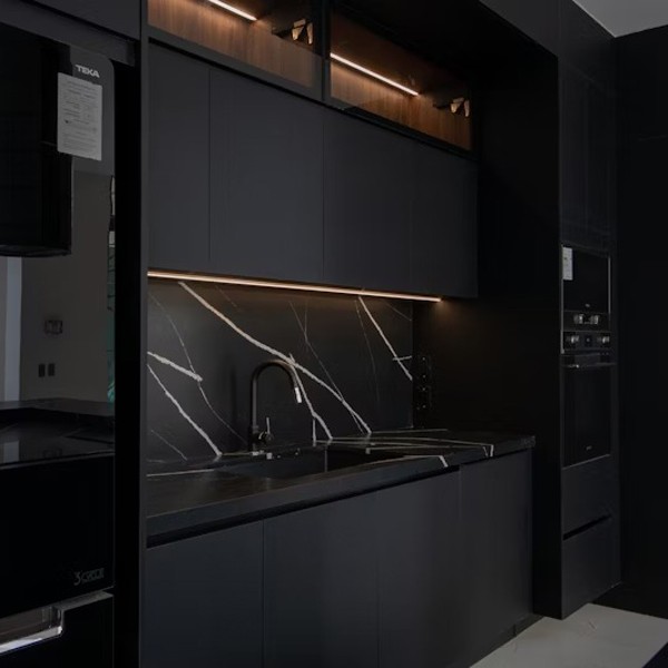 Réalisation n°5 du plan de travail Eternal Marquina en Quartz Silestone