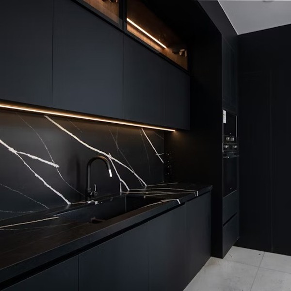 Réalisation n°6 du plan de travail Eternal Marquina en Quartz Silestone